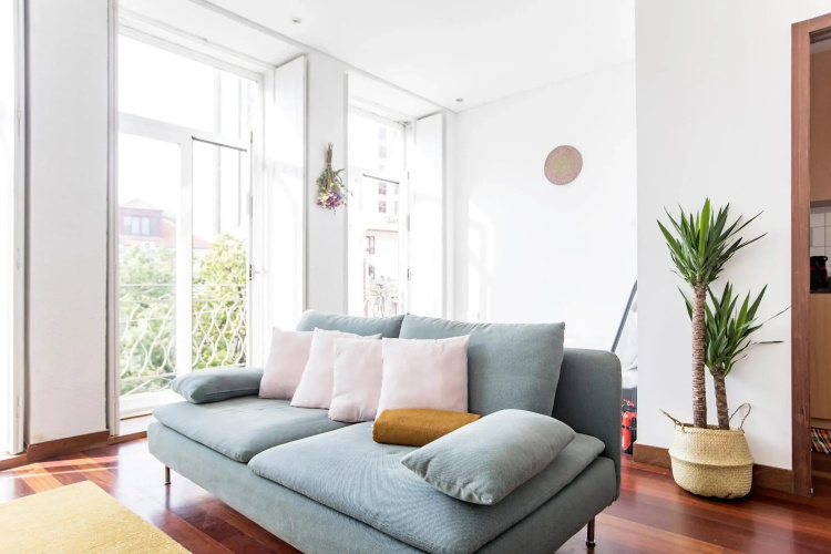 Bonjardim Studio w/ Balcony by LovelyStay