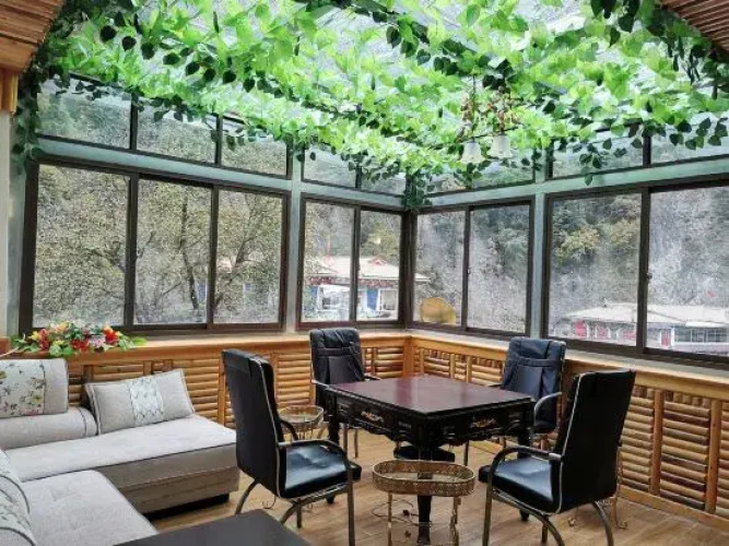 Cailin Holiday Manor