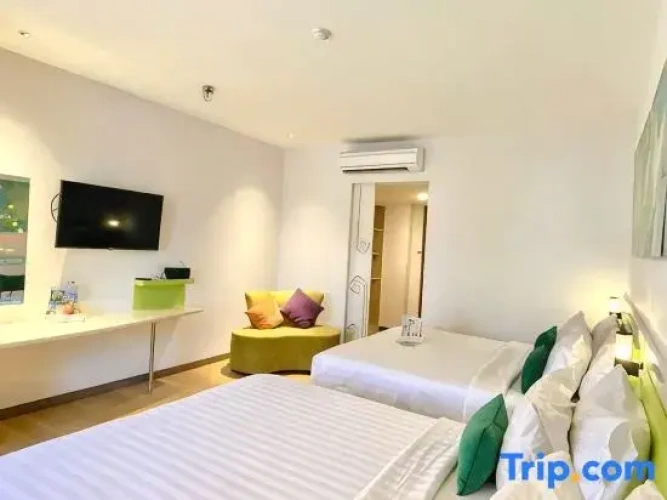 Deluxe Quadruple Family room