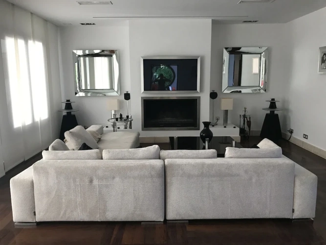 6 Bedrooms Villa