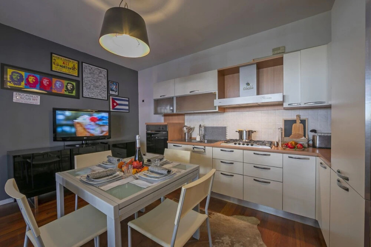 Suite 22