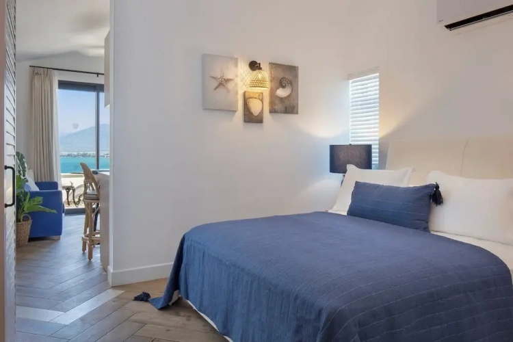 1 Bedroom Deluxe Suite with balcony and with harbour view