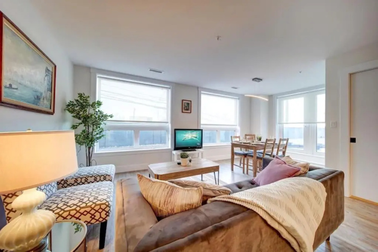 New Luxurious Modern 2BR Condo Sleeps 5 Coffee, AC, WIFI