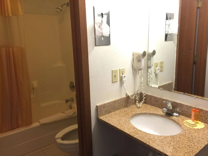 Super 8 by Wyndham Shenandoah