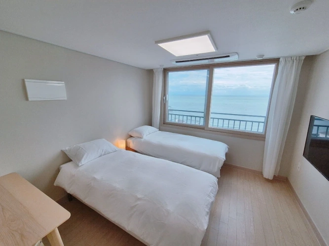 Classic Twin room with ocean view