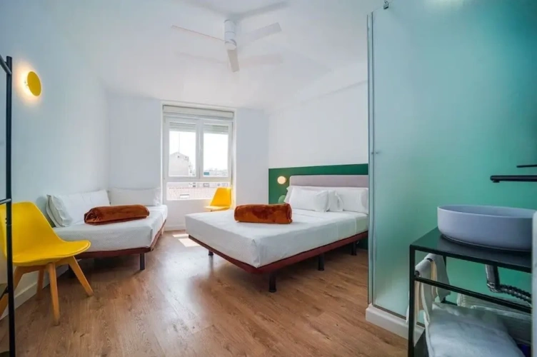 Classic Triple room with city view