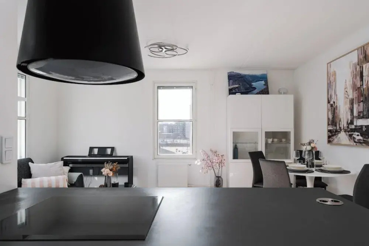 Modern 1BR Apartment with Balcony