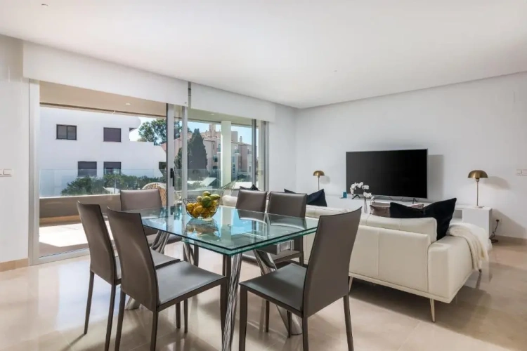 3 Bedrooms Apartment