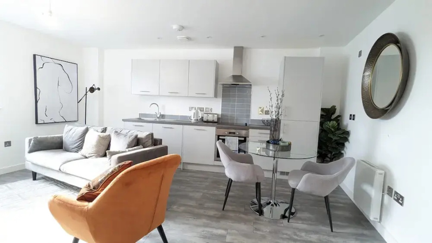 Modern 1 Bed Apt - 15 Mins to Solihull Centre