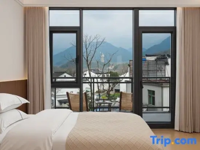 Standard Twin room with view