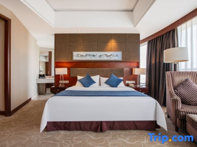 Deluxe Double room with city view