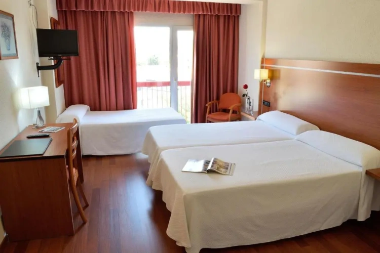Standard Triple room