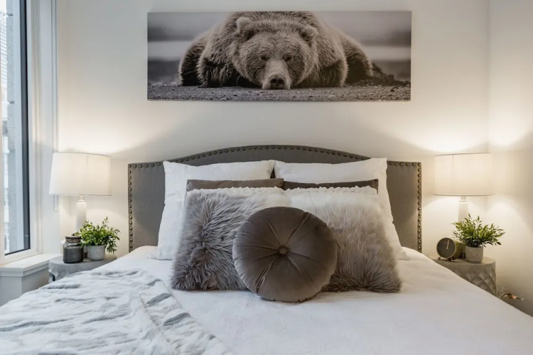 QuickStay - Classy & Rustic Downtown Condo