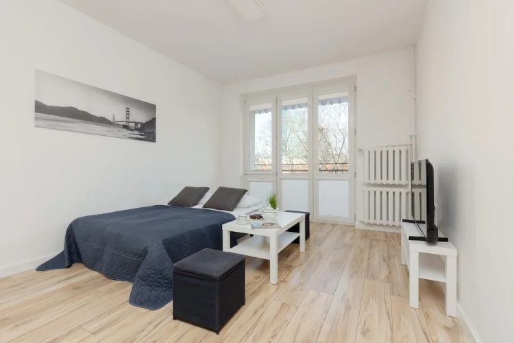 Bright Studio With Balcony by Renters