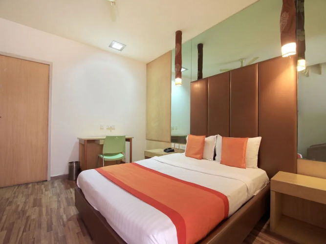 OYO 11883 Hotel Purple Inn