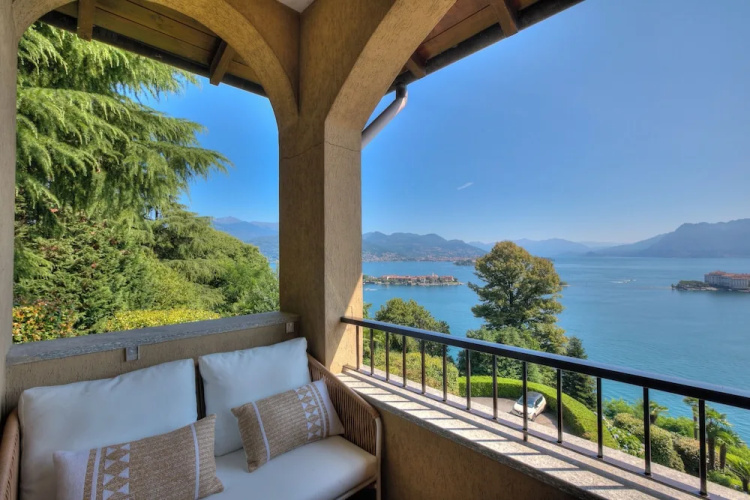 Pandora Lake View Stresa