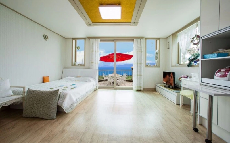 Seokmodo White Wing Pension