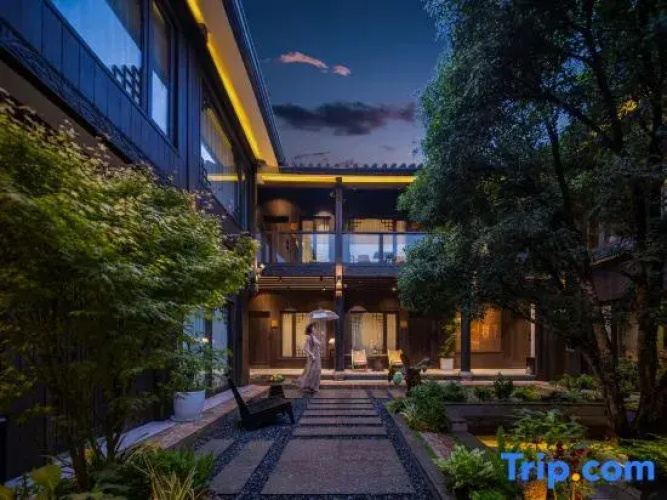 Under the Tree Chun Leisurely Courtyard