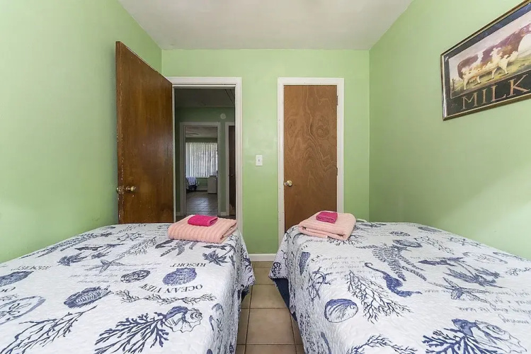Charming Waterfront 3 Bedroom Cabin by RedAwning