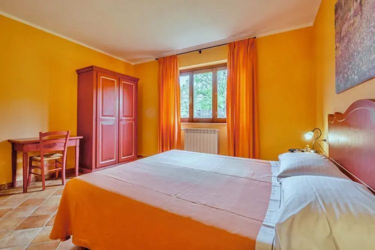Residence with thermal pools in Sorano
