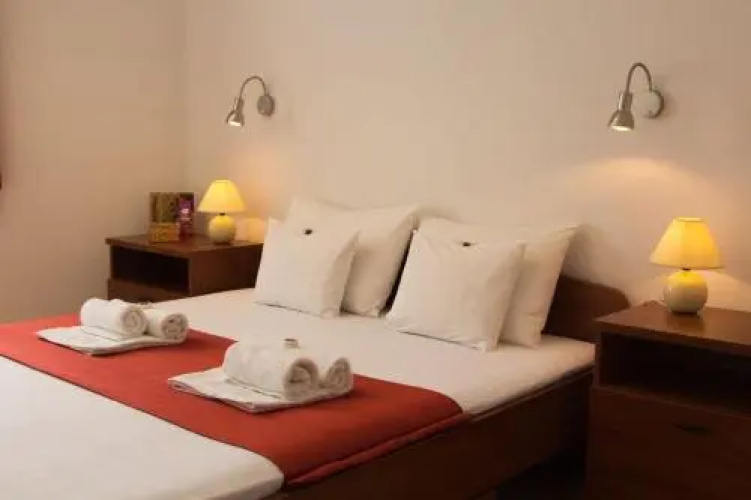 Uni-Hotel Dikotthon