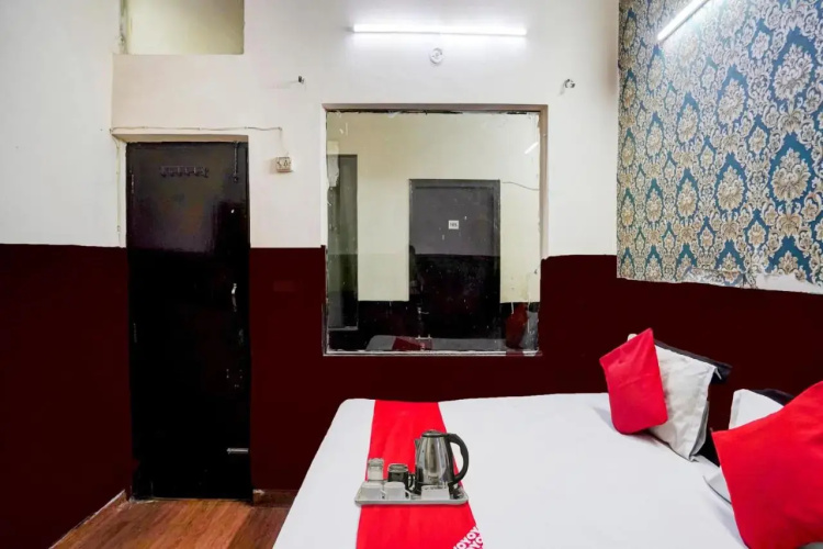 OYO Flagship 70083 Premium Hotel