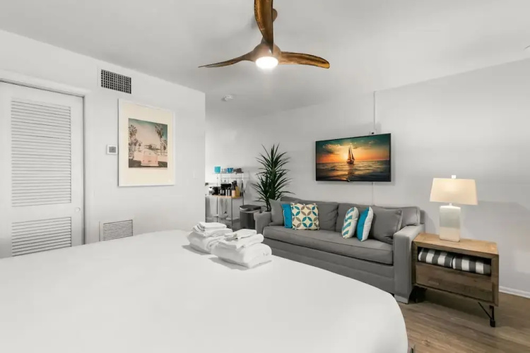 Studio w/ King Bed Heated Pool, Steps to Beach!