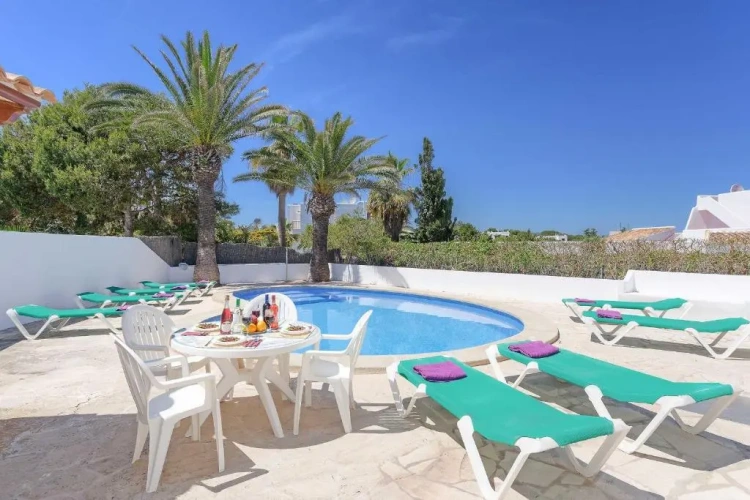 4 Bedrooms Villa
