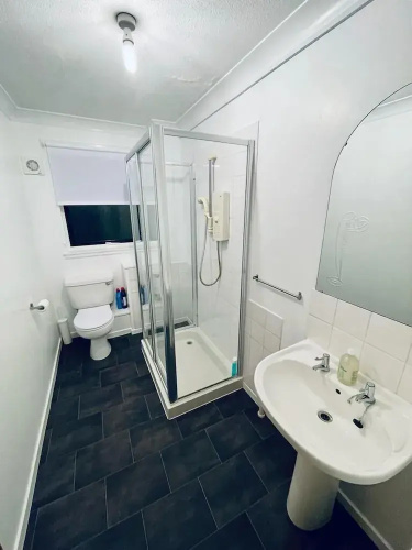 Modern 2 Bedroom Apartment With Free Parking