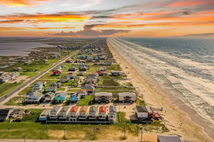 Walk to Shore & Eats: Surfside Beach Gem w/ Deck