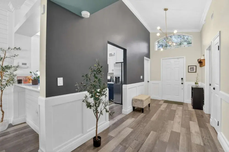 Lakefront 4-bedroom Home With Pool