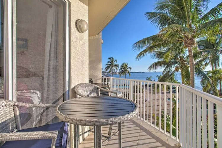 Private Balcony & Pool Access: Bayfront Retreat
