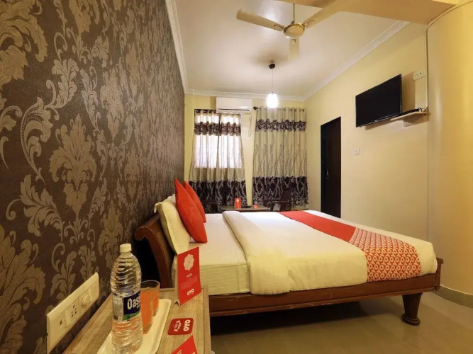 Hotel Clarissa by OYO Rooms