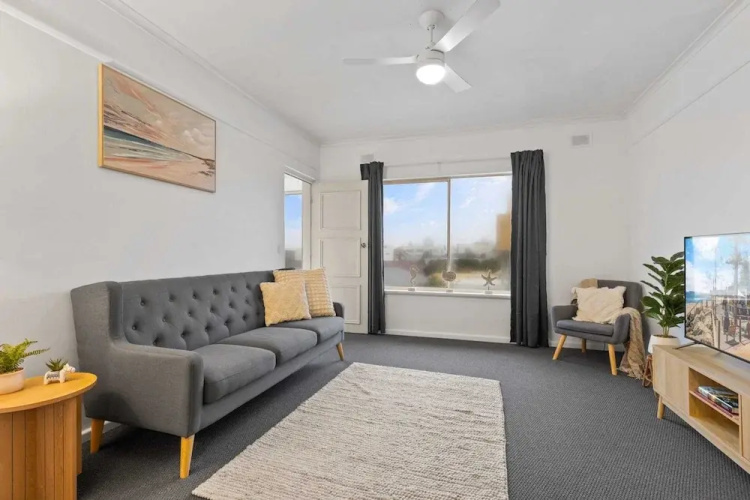 Beachside 2-bed Apartment With Balcony Views