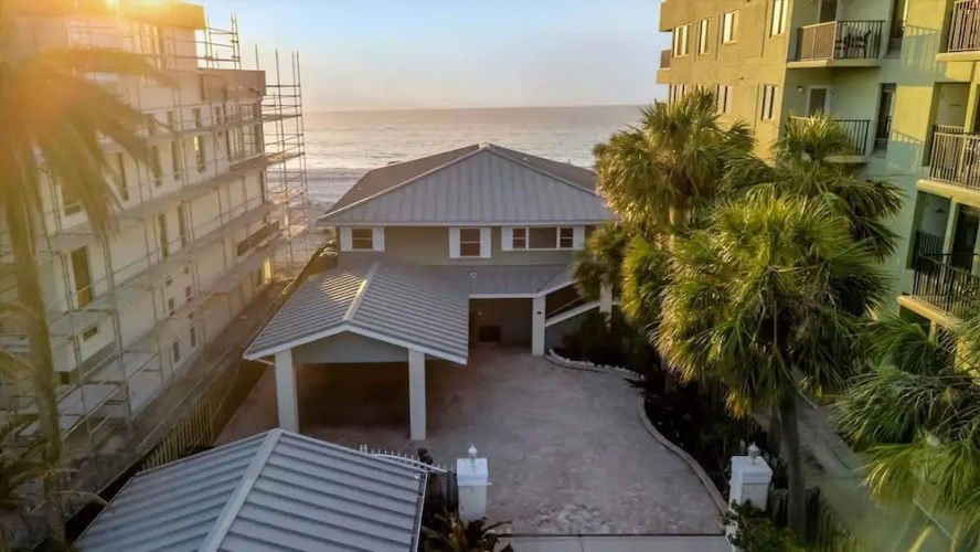 Stones Throw Beachfront Premier Suite 4 Views