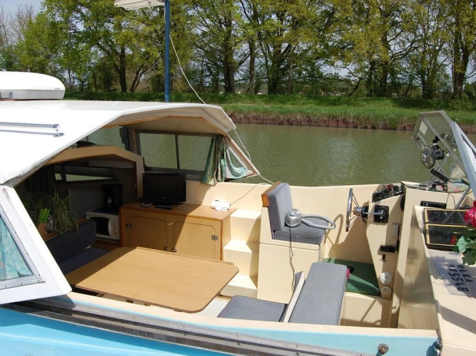 Pleasure Boat Olea With Rise