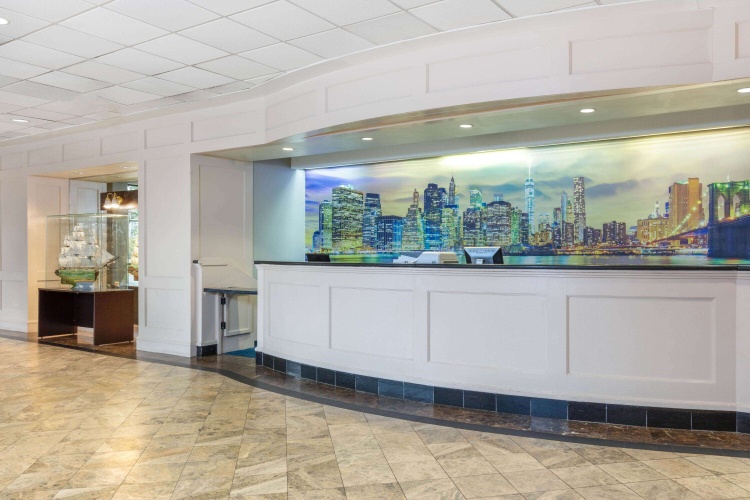La Quinta Inn & Suites by Wyndham Secaucus Meadowlands photo 12