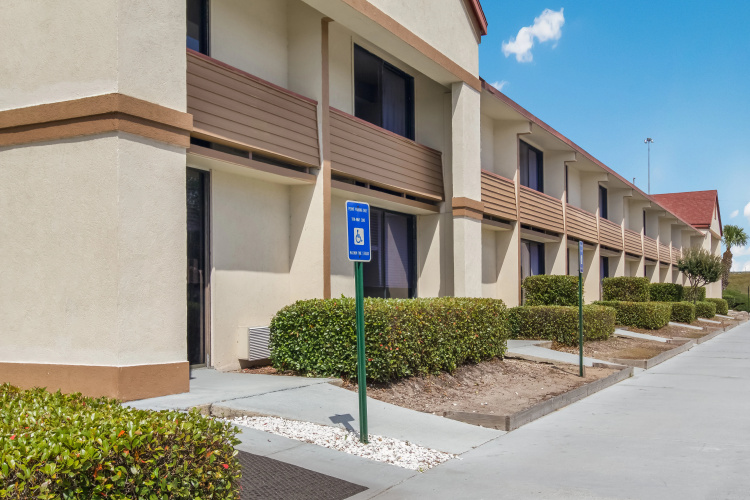 Red Roof Inn & Suites Brunswick I-95 - Brunswick, GA