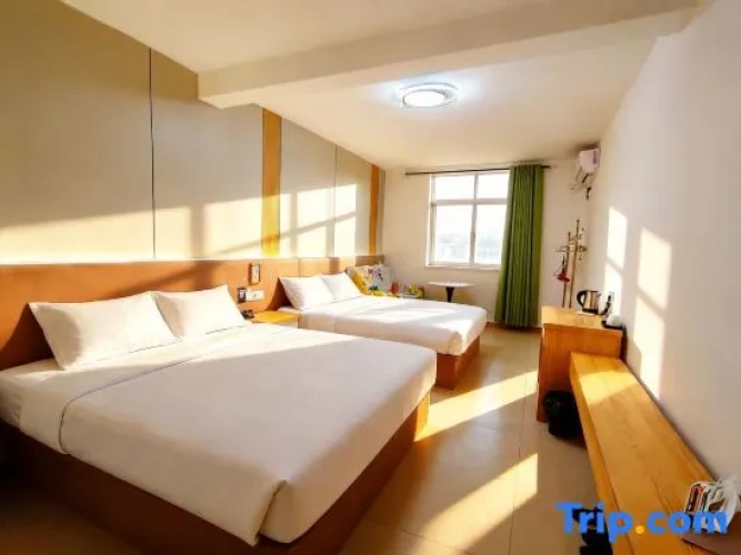 Standard Sextuple Family room