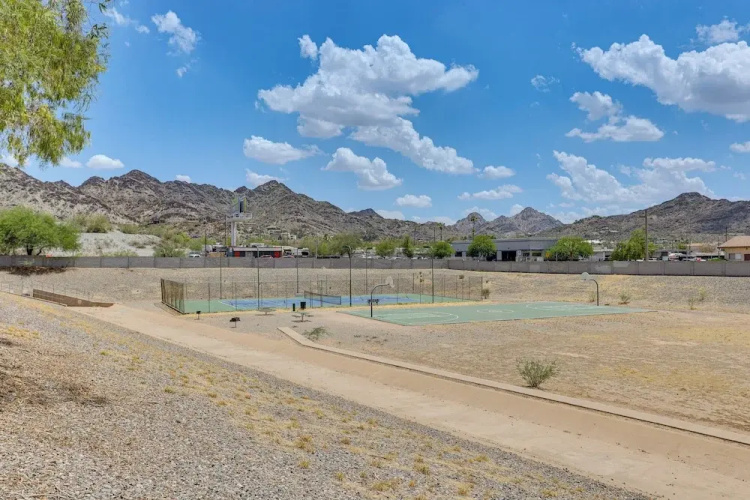 Deck & Resort Amenities: Phoenix Escape By Hiking