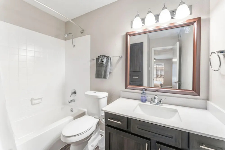 Soco 2BR Cozy Suite w Pool King bed Fast Wifi