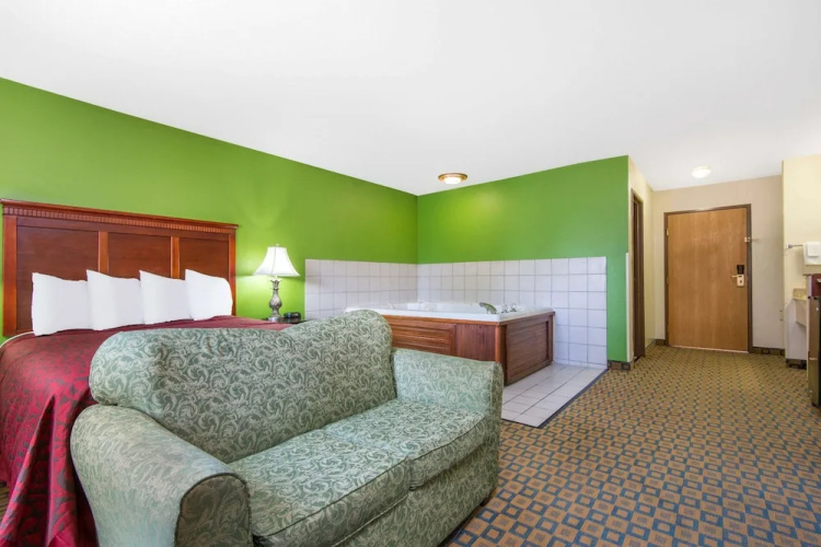 Days Inn & Suites Wichita