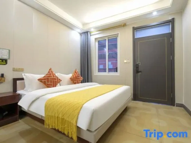 Standard Double room with city view