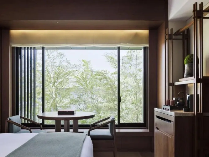 Deluxe Quadruple room with city view