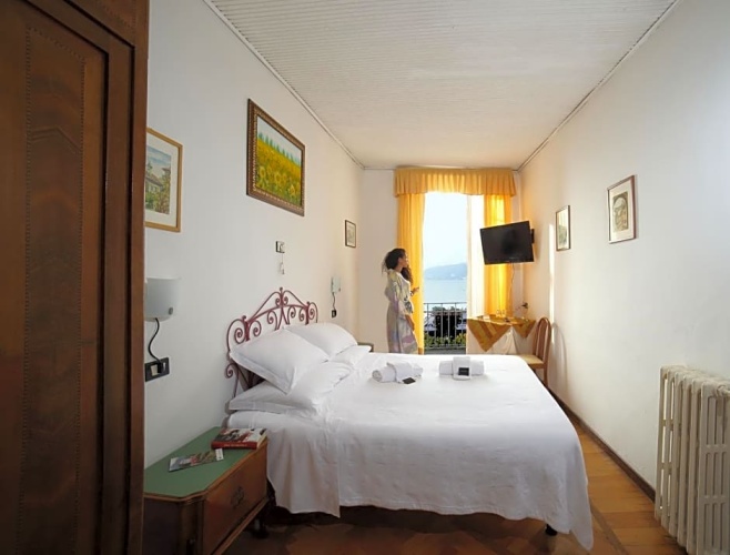 Standard room with lake view