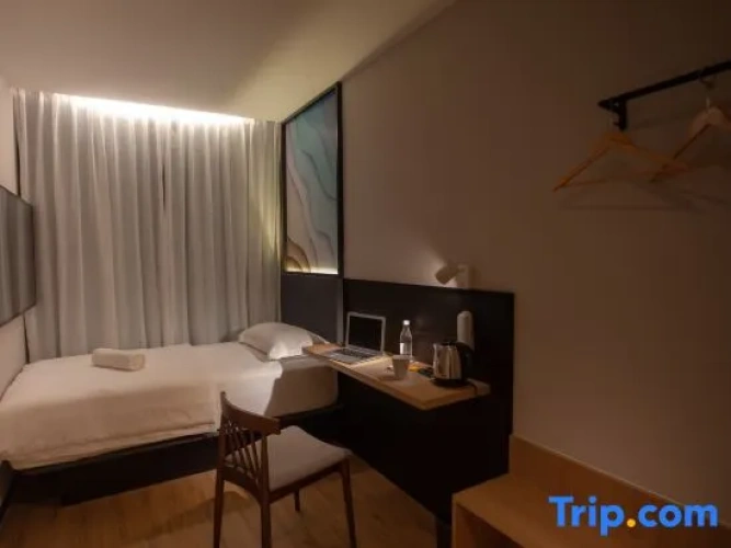 Standard Double room with street view