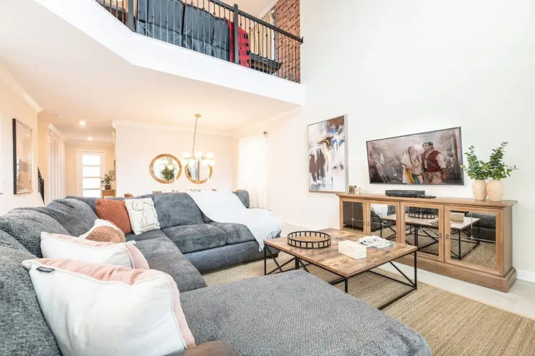 5BR Themed Home - Private Pool Prime Location