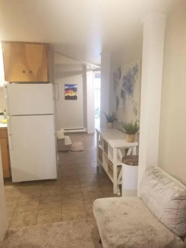 Central 2 bedroom unit with 3 beds and 3 large TVs