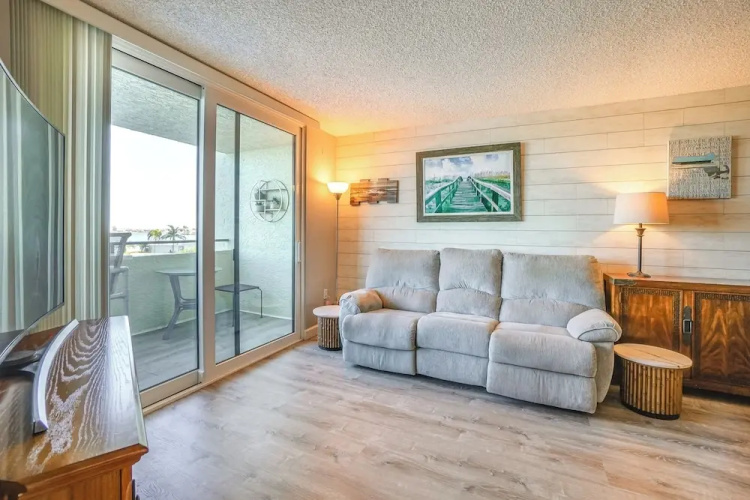 Pool Access & Waterfront Balcony: Hudson Condo!