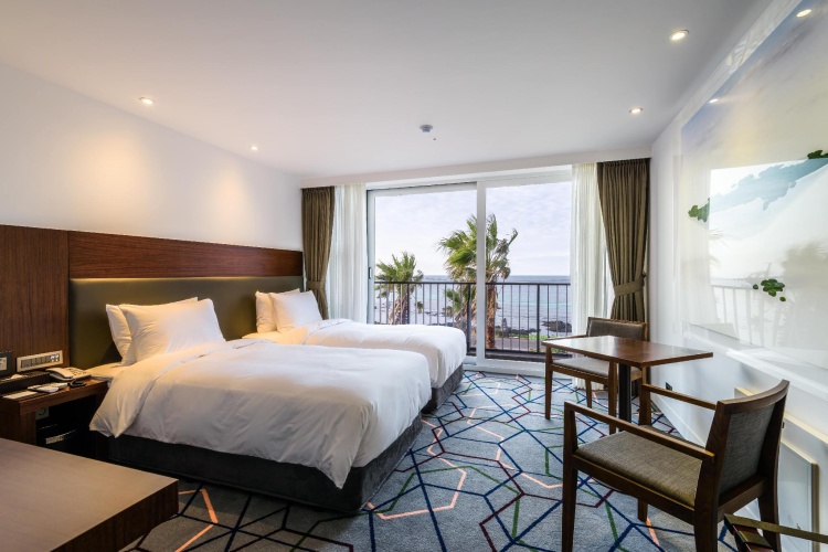 Superior Twin room with partial ocean view
